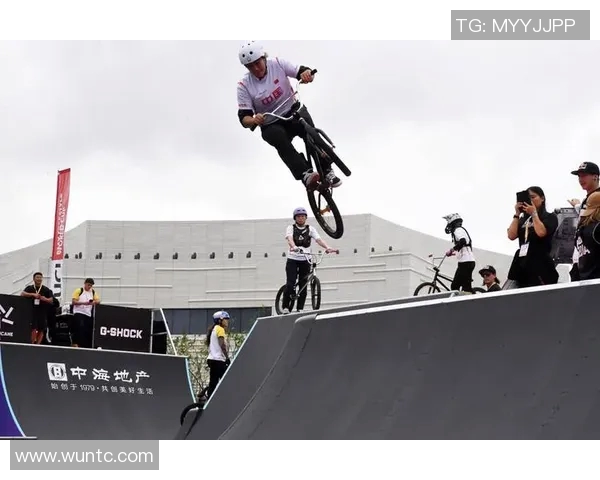 南京滑板队在极限运动联赛中的精彩表现与力量分析